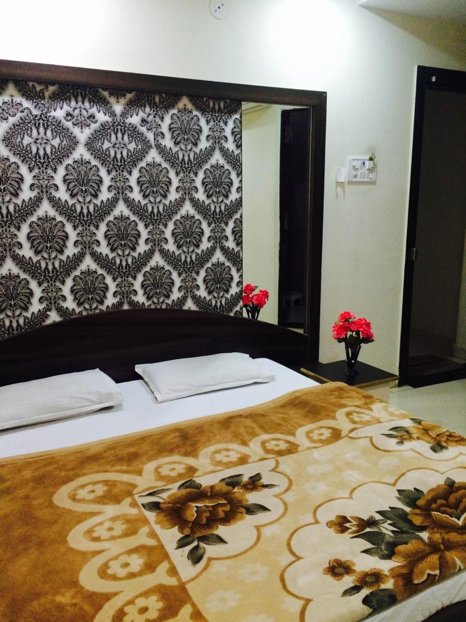 Hotel Vrandavan Palace Near Mahakal Temple Ujjain Exterior photo