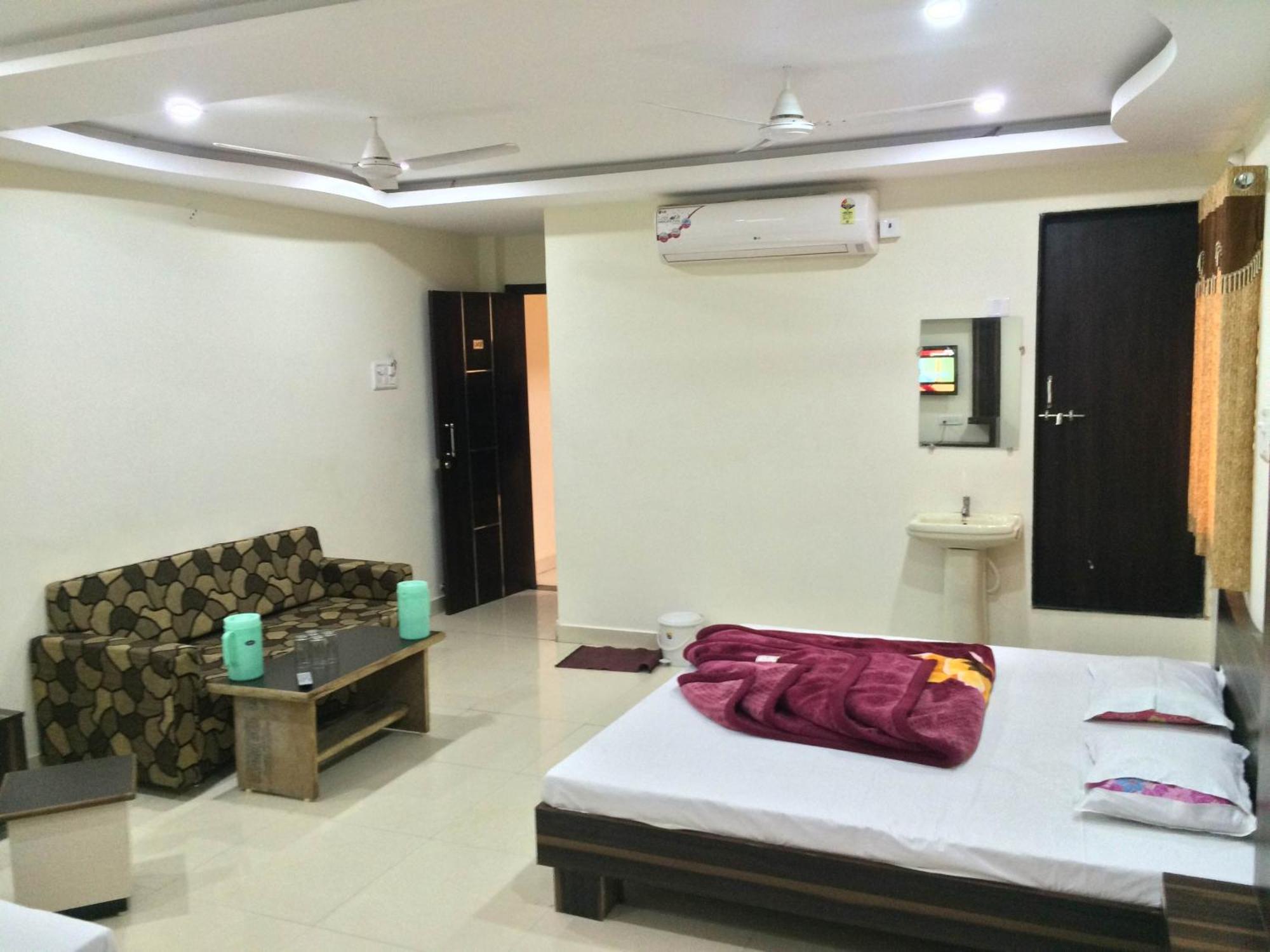 Hotel Vrandavan Palace Near Mahakal Temple Ujjain Exterior photo