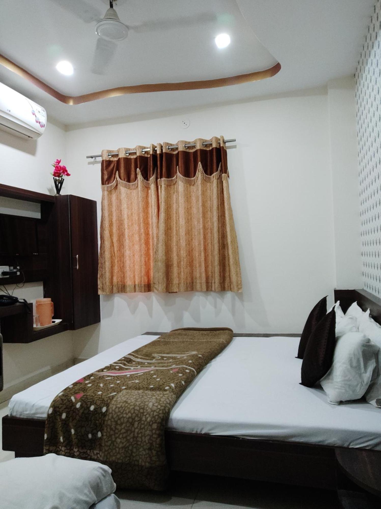 Hotel Vrandavan Palace Near Mahakal Temple Ujjain Exterior photo