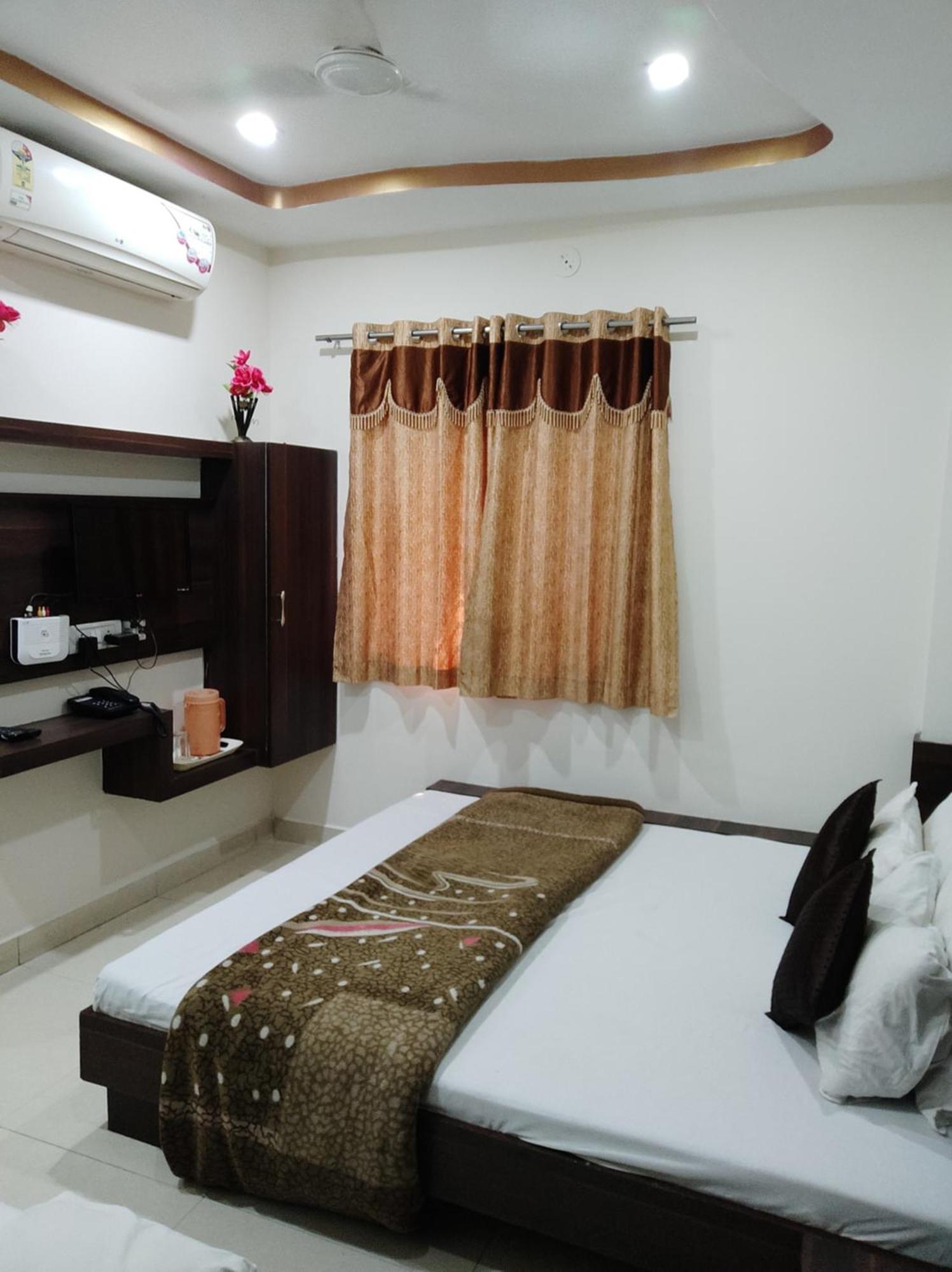 Hotel Vrandavan Palace Near Mahakal Temple Ujjain Exterior photo