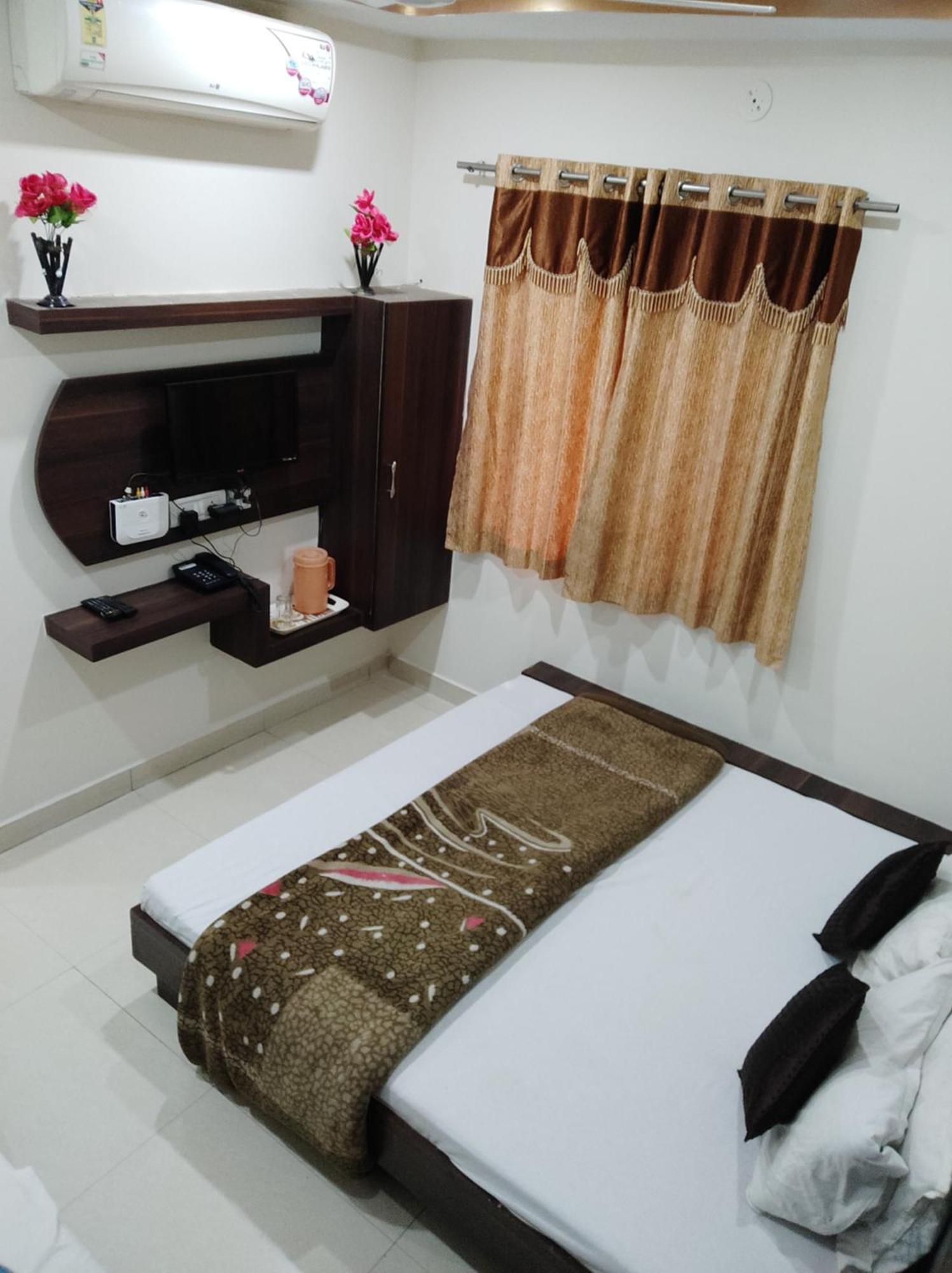 Hotel Vrandavan Palace Near Mahakal Temple Ujjain Exterior photo